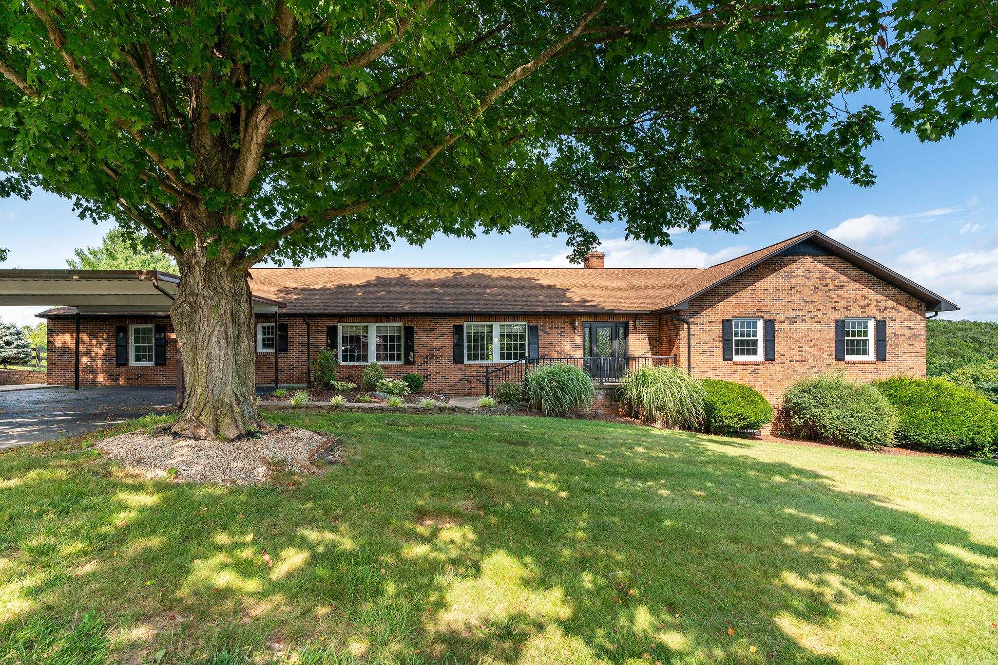 308 STONEWALL RD, WEYERS CAVE, Virginia 24486, 5 Bedrooms Bedrooms, ,5 BathroomsBathrooms,Residential,308 Stonewall Rd. 5000+ sq ft home on 7.8 acres.,308 STONEWALL RD,644238 MLS # 644238