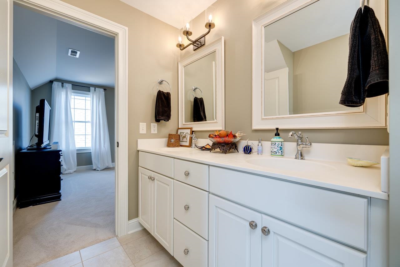 This shared bath is located between the two second-level bedrooms.