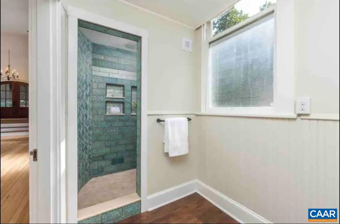Main Level Bathroom for the Two Bedrooms on Main Floor