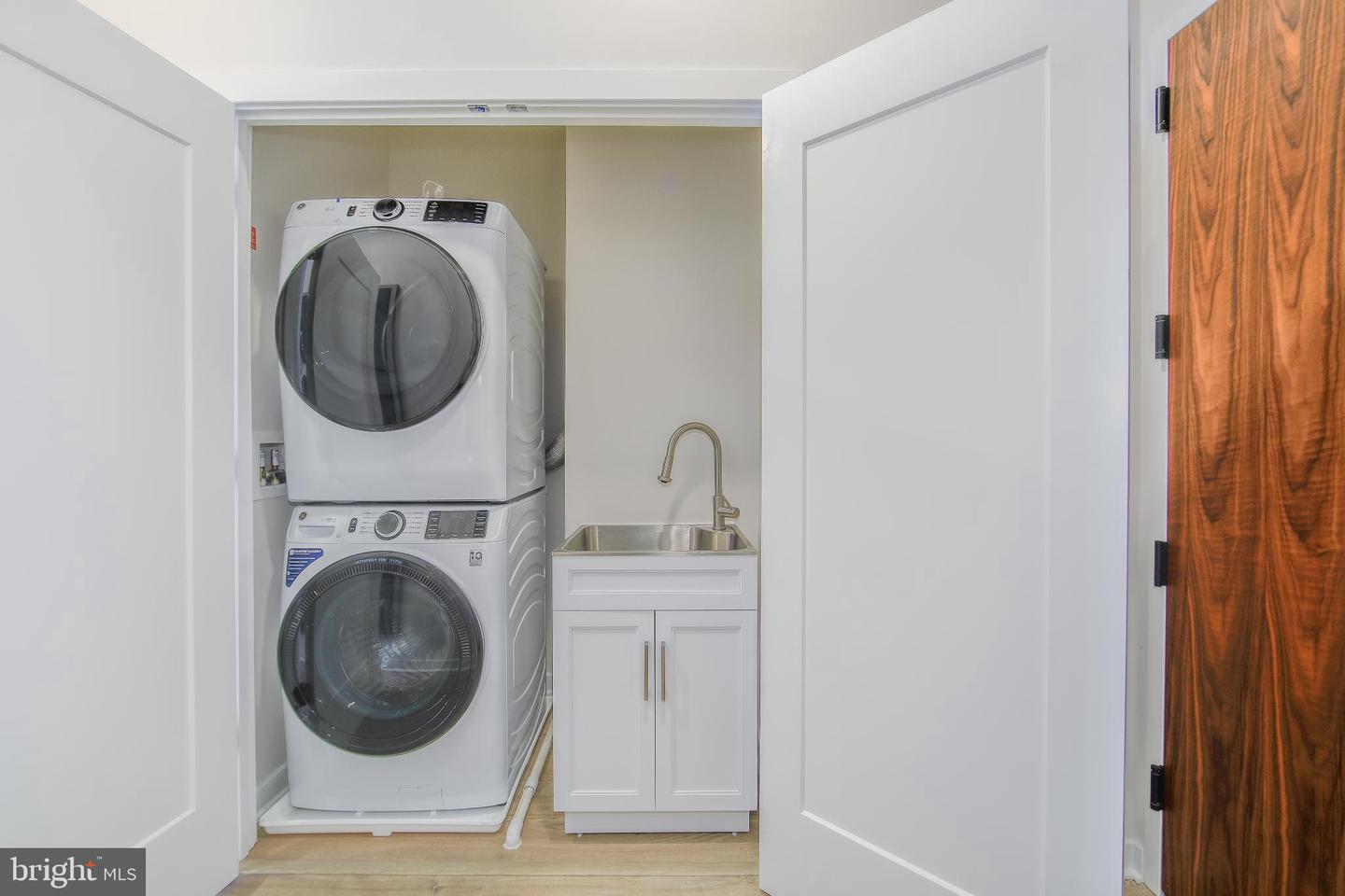 255 W. FALLS STATION BLVD #PH2, FALLS CHURCH, Virginia 22046, 2 Bedrooms Bedrooms, 4 Rooms Rooms,2 BathroomsBathrooms,Residential,For sale,255 W. FALLS STATION BLVD #PH2,VAFA2002244 MLS # VAFA2002244