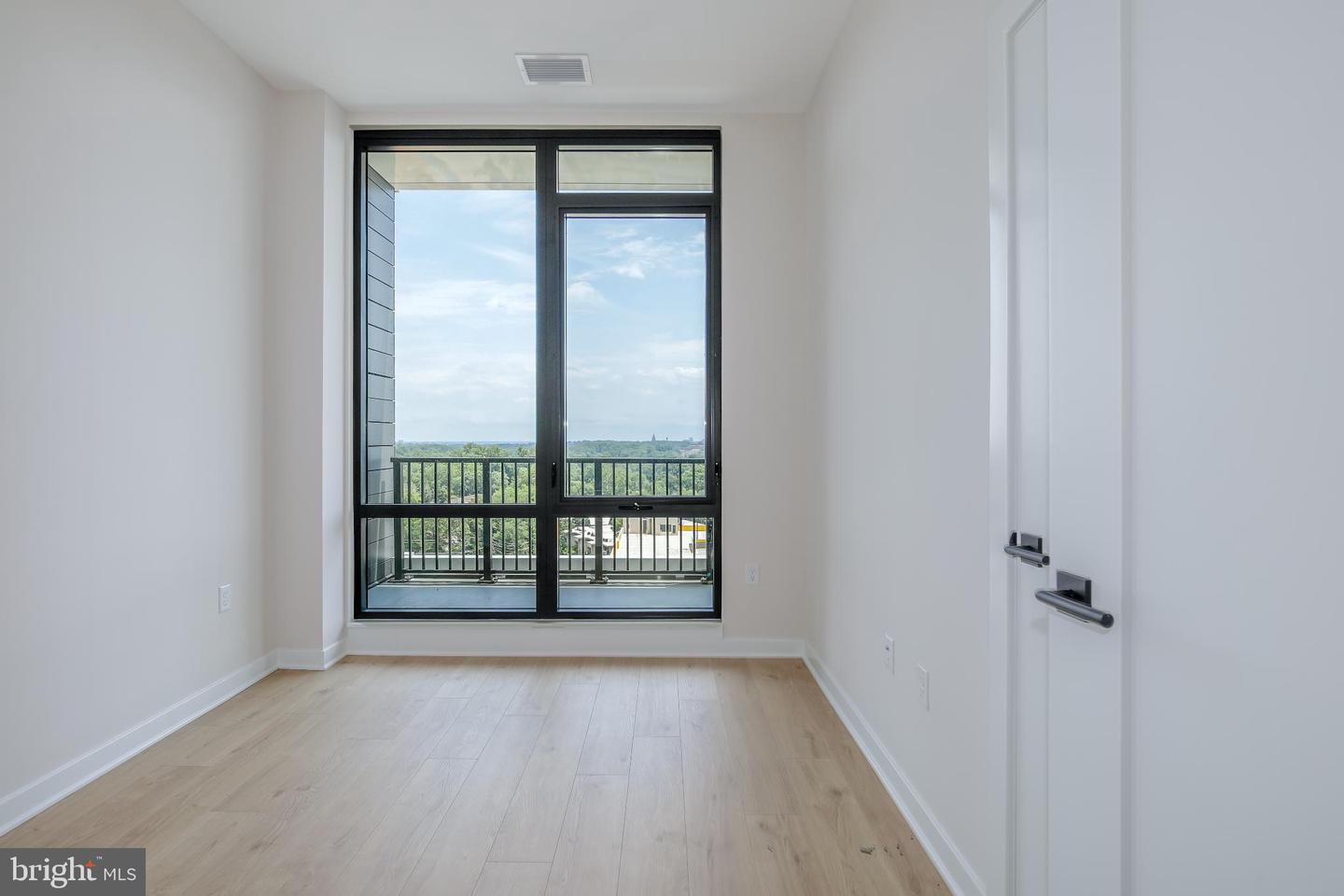 255 W. FALLS STATION BLVD #PH6, FALLS CHURCH, Virginia 22046, 3 Bedrooms Bedrooms, 5 Rooms Rooms,2 BathroomsBathrooms,Residential,For sale,255 W. FALLS STATION BLVD #PH6,VAFA2002252 MLS # VAFA2002252