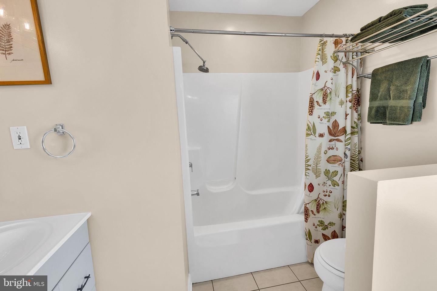 131 ALLEGHENY RIDGE LN, BERRYVILLE, Virginia 22611, 5 Bedrooms Bedrooms, ,3 BathroomsBathrooms,Residential,For sale,131 ALLEGHENY RIDGE LN,VACL2002758 MLS # VACL2002758