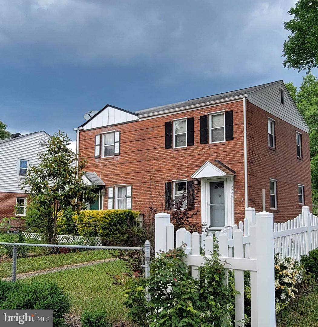 2226 FARRINGTON AVE, ALEXANDRIA, Virginia 22303, 2 Bedrooms Bedrooms, ,2 BathroomsBathrooms,Residential,For sale,2226 FARRINGTON AVE,VAFX2176098 MLS # VAFX2176098