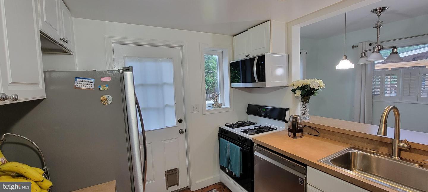 2226 FARRINGTON AVE, ALEXANDRIA, Virginia 22303, 2 Bedrooms Bedrooms, ,2 BathroomsBathrooms,Residential,For sale,2226 FARRINGTON AVE,VAFX2176098 MLS # VAFX2176098