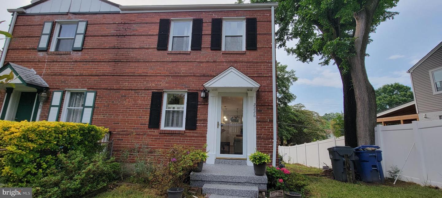 2226 FARRINGTON AVE, ALEXANDRIA, Virginia 22303, 2 Bedrooms Bedrooms, ,2 BathroomsBathrooms,Residential,For sale,2226 FARRINGTON AVE,VAFX2176098 MLS # VAFX2176098