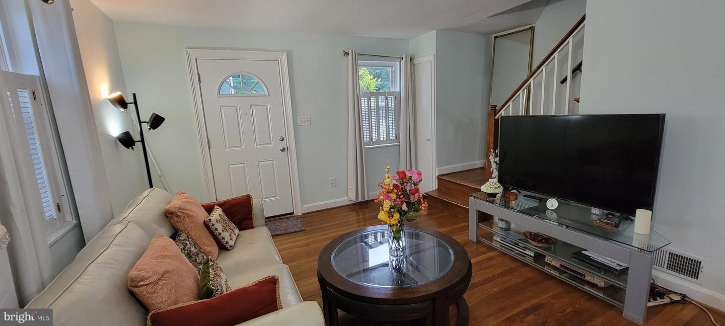 2226 FARRINGTON AVE, ALEXANDRIA, Virginia 22303, 2 Bedrooms Bedrooms, ,2 BathroomsBathrooms,Residential,For sale,2226 FARRINGTON AVE,VAFX2176098 MLS # VAFX2176098