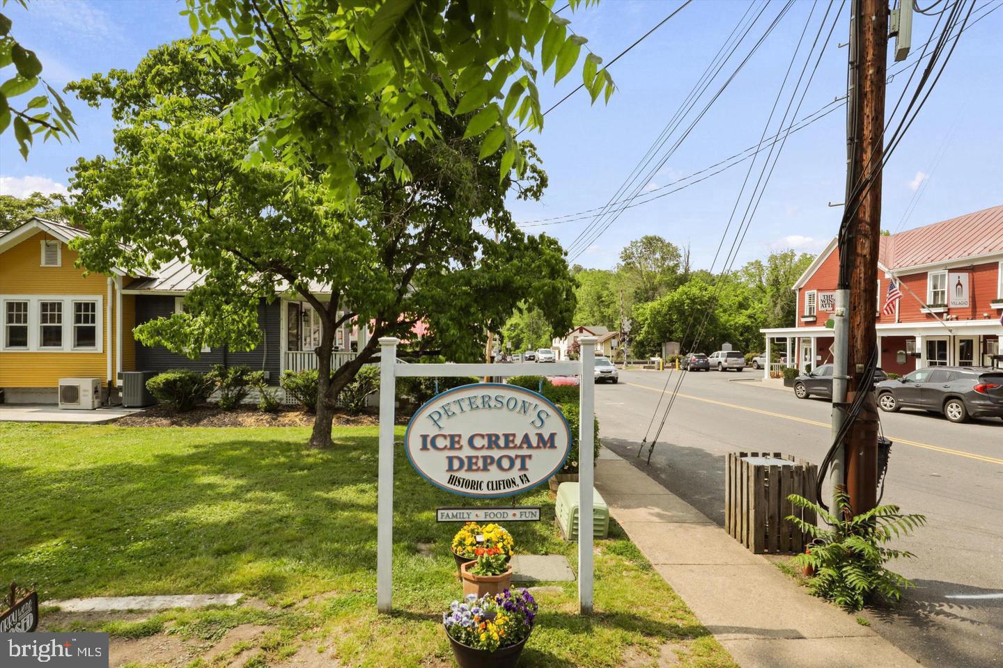 12794 YATES FORD RD, CLIFTON, Virginia 20124, 6 Bedrooms Bedrooms, ,5 BathroomsBathrooms,Residential,For sale,12794 YATES FORD RD,VAFX2191772 MLS # VAFX2191772