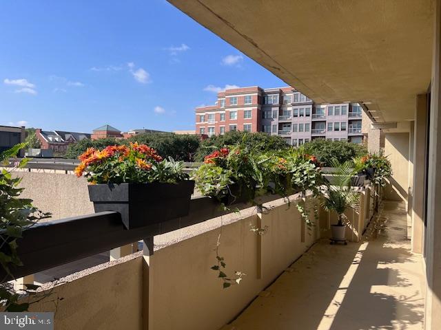 400 MADISON ST #201, ALEXANDRIA, Virginia 22314, 2 Bedrooms Bedrooms, ,2 BathroomsBathrooms,Residential,For sale,400 MADISON ST #201,VAAX2036452 MLS # VAAX2036452