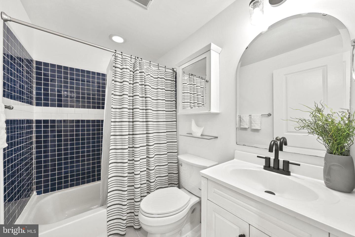 77 U ST NW #2, WASHINGTON, District Of Columbia 20001, 2 Bedrooms Bedrooms, ,1 BathroomBathrooms,Residential,For sale,77 U ST NW #2,DCDC2136088 MLS # DCDC2136088