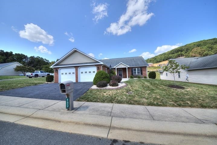 132 RED OAK DR, STAUNTON, Virginia 24401, 3 Bedrooms Bedrooms, ,2 BathroomsBathrooms,Residential,132 RED OAK DR,656189 MLS # 656189