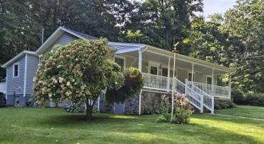 95 PEERY HOLLOW RD, HOT SPRINGS, Virginia 24445, 3 Bedrooms Bedrooms, ,2 BathroomsBathrooms,Residential,95 PEERY HOLLOW RD,656372 MLS # 656372