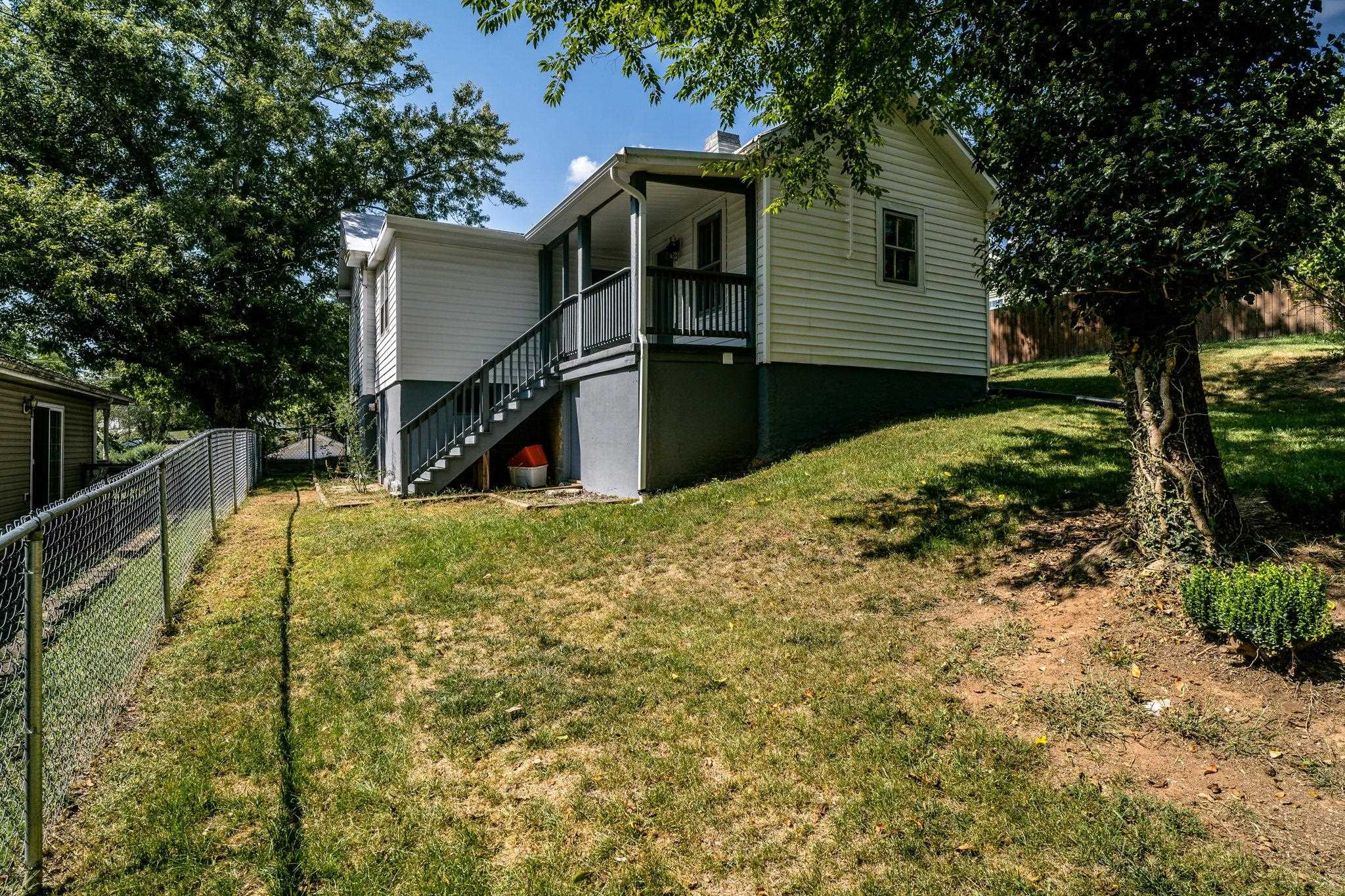 105 HIGHLAND AVE, STAUNTON, Virginia 24401, 2 Bedrooms Bedrooms, ,1 BathroomBathrooms,Residential,105 HIGHLAND AVE,656387 MLS # 656387