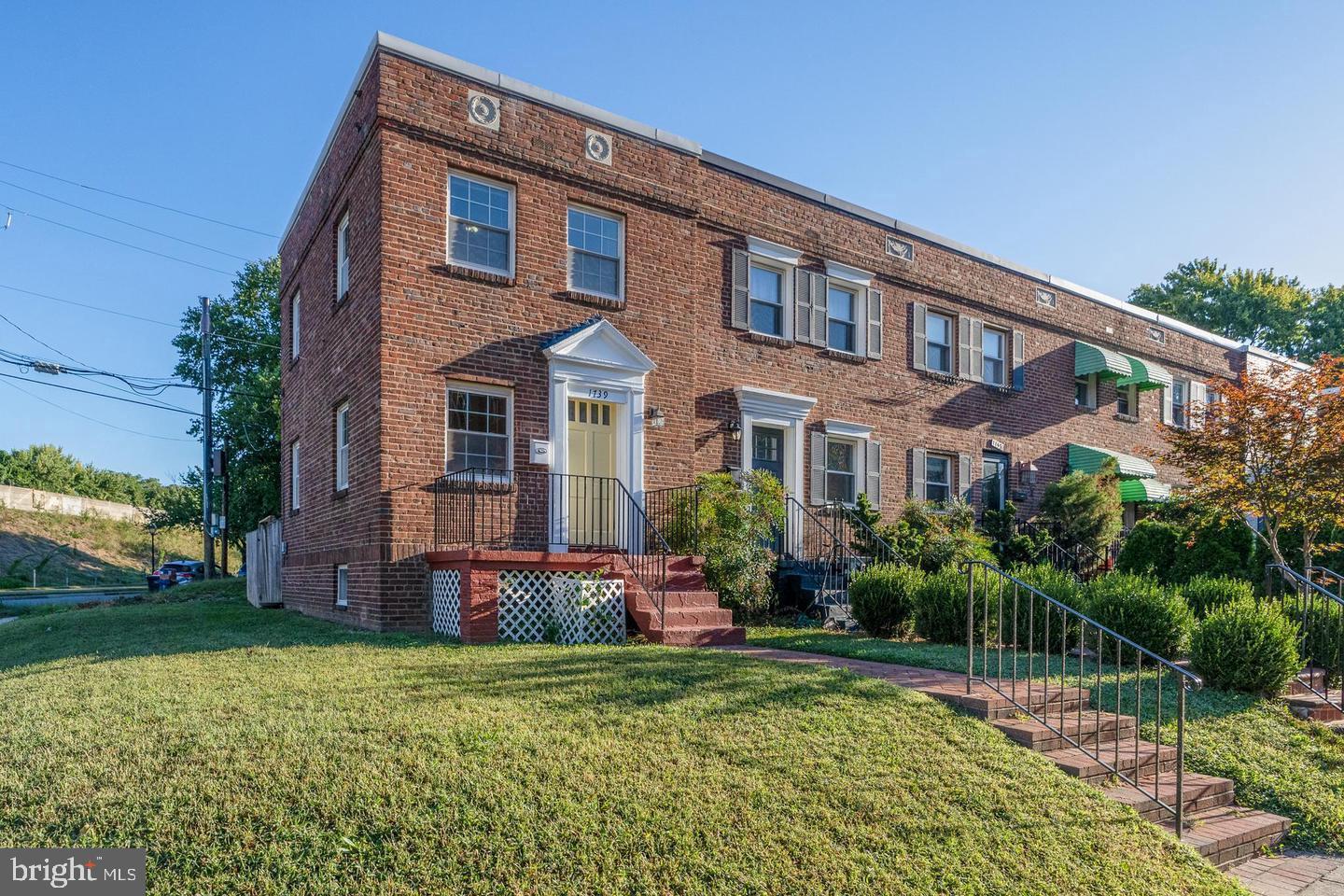 1739 CAMERON ST, ALEXANDRIA, Virginia 22314, 2 Bedrooms Bedrooms, 2 Rooms Rooms,2 BathroomsBathrooms,Residential,For sale,1739 CAMERON ST,VAAX2037744 MLS # VAAX2037744