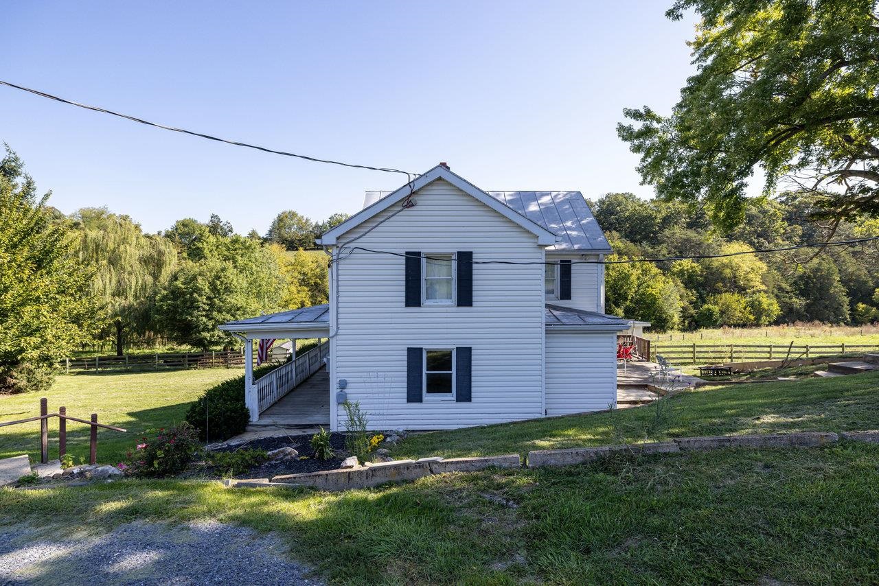 1743 COFFMANTOWN RD, WOODSTOCK, Virginia 22664, 3 Bedrooms Bedrooms, ,2 BathroomsBathrooms,Residential,1743 COFFMANTOWN RD,656797 MLS # 656797