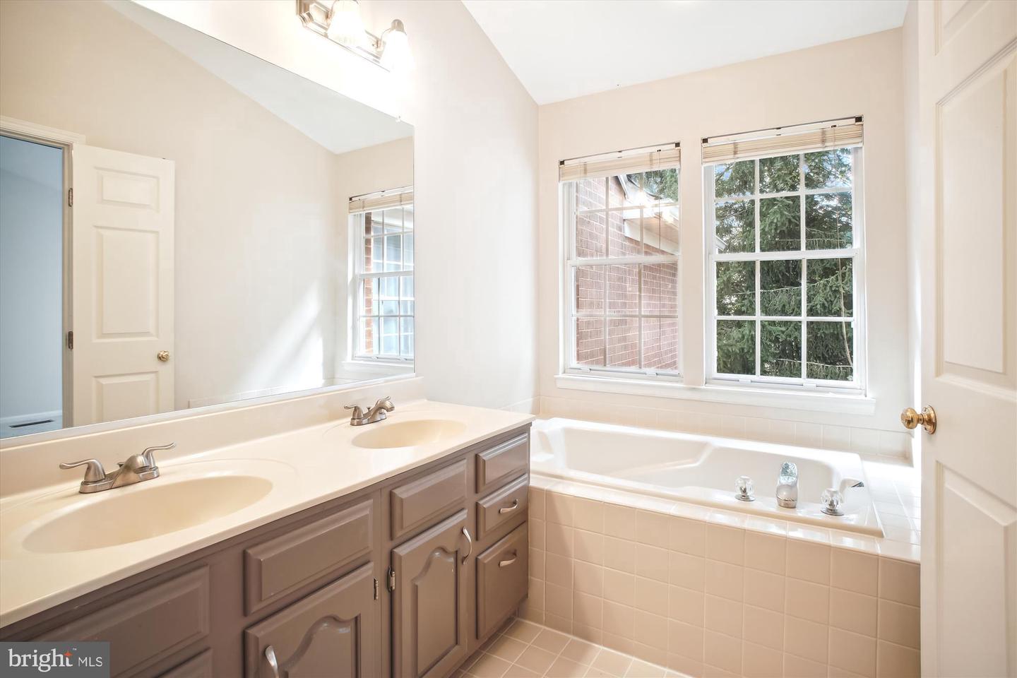 1399 PARK GARDEN LN LN, RESTON, Virginia 20194, 3 Bedrooms Bedrooms, ,3 BathroomsBathrooms,Residential,For sale,1399 PARK GARDEN LN LN,VAFX2201962 MLS # VAFX2201962