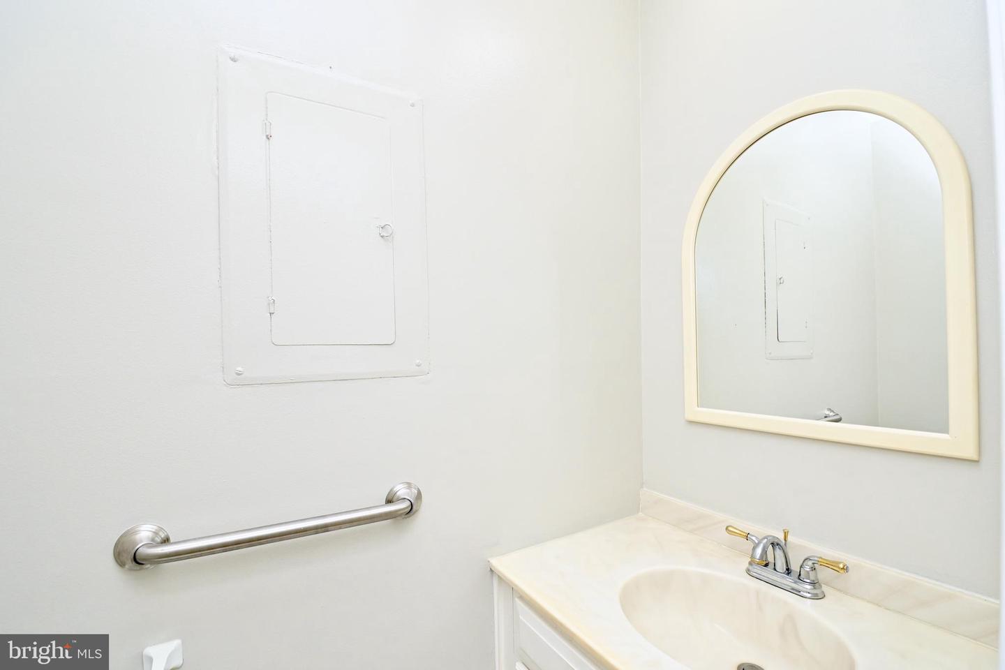 1034 N ROYAL ST N #1034, ALEXANDRIA, Virginia 22314, 2 Bedrooms Bedrooms, ,2 BathroomsBathrooms,Residential,For sale,1034 N ROYAL ST N #1034,VAAX2038058 MLS # VAAX2038058