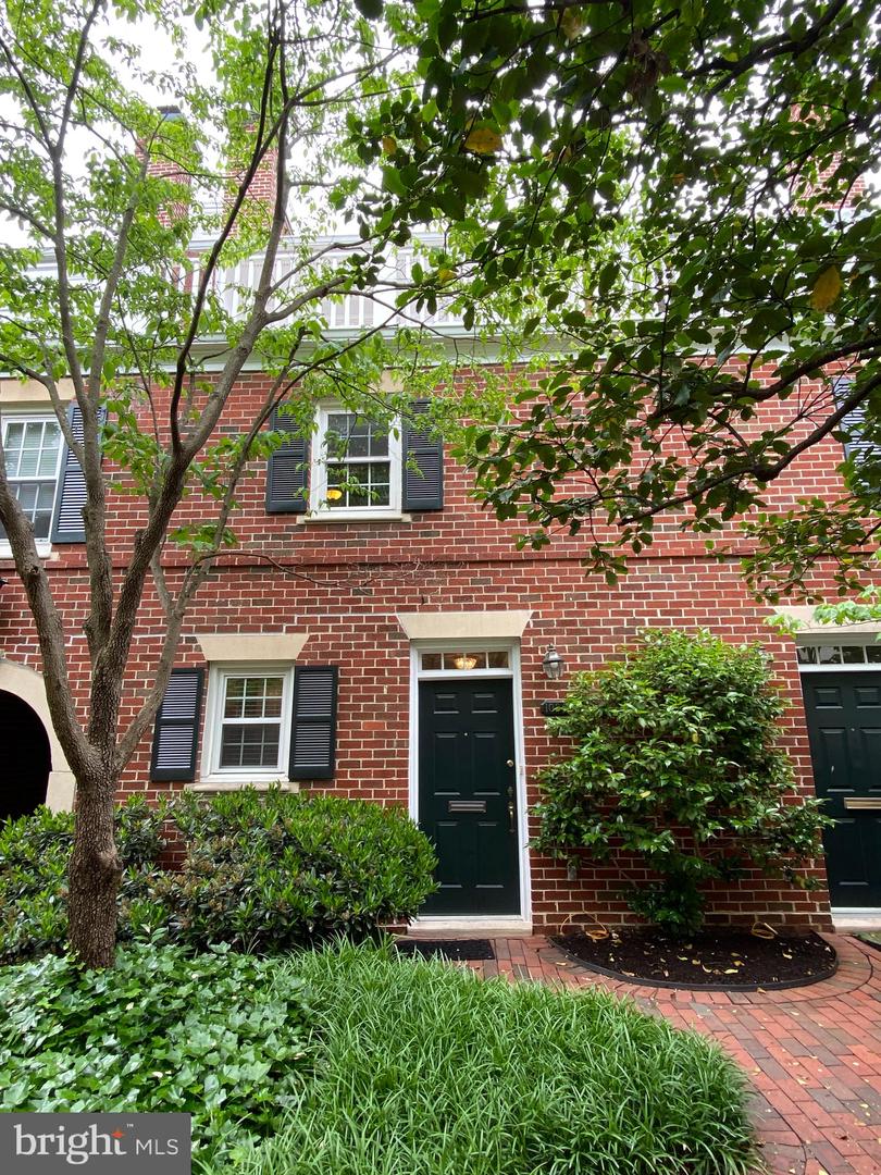 1034 N ROYAL ST N #1034, ALEXANDRIA, Virginia 22314, 2 Bedrooms Bedrooms, ,2 BathroomsBathrooms,Residential,For sale,1034 N ROYAL ST N #1034,VAAX2038058 MLS # VAAX2038058