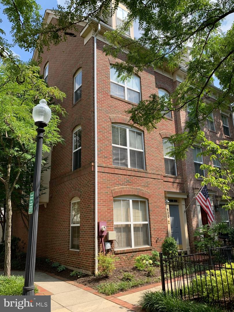 800 CAPITOL SQUARE PL SW, WASHINGTON, District Of Columbia 20024, 4 Bedrooms Bedrooms, ,4 BathroomsBathrooms,Residential,For sale,800 CAPITOL SQUARE PL SW,DCDC2156638 MLS # DCDC2156638