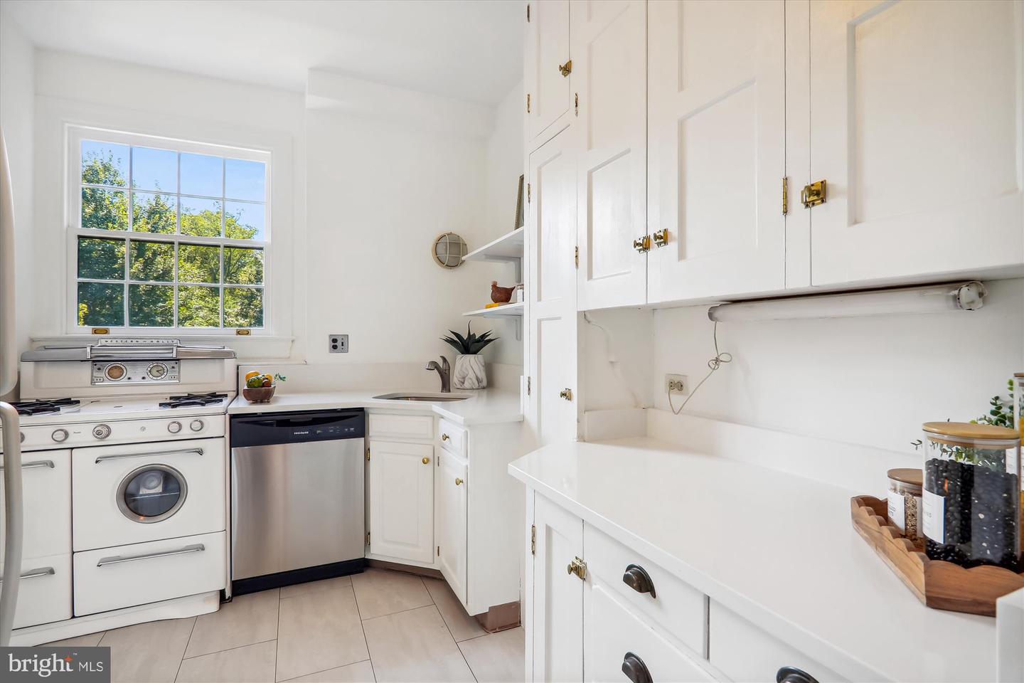 3041 SEDGWICK ST NW #303, WASHINGTON, District Of Columbia 20008, 2 Bedrooms Bedrooms, ,1 BathroomBathrooms,Residential,For sale,3041 SEDGWICK ST NW #303,DCDC2145306 MLS # DCDC2145306