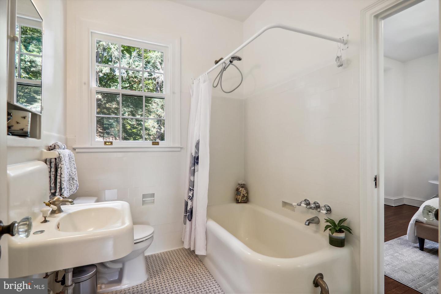 3041 SEDGWICK ST NW #303, WASHINGTON, District Of Columbia 20008, 2 Bedrooms Bedrooms, ,1 BathroomBathrooms,Residential,For sale,3041 SEDGWICK ST NW #303,DCDC2145306 MLS # DCDC2145306