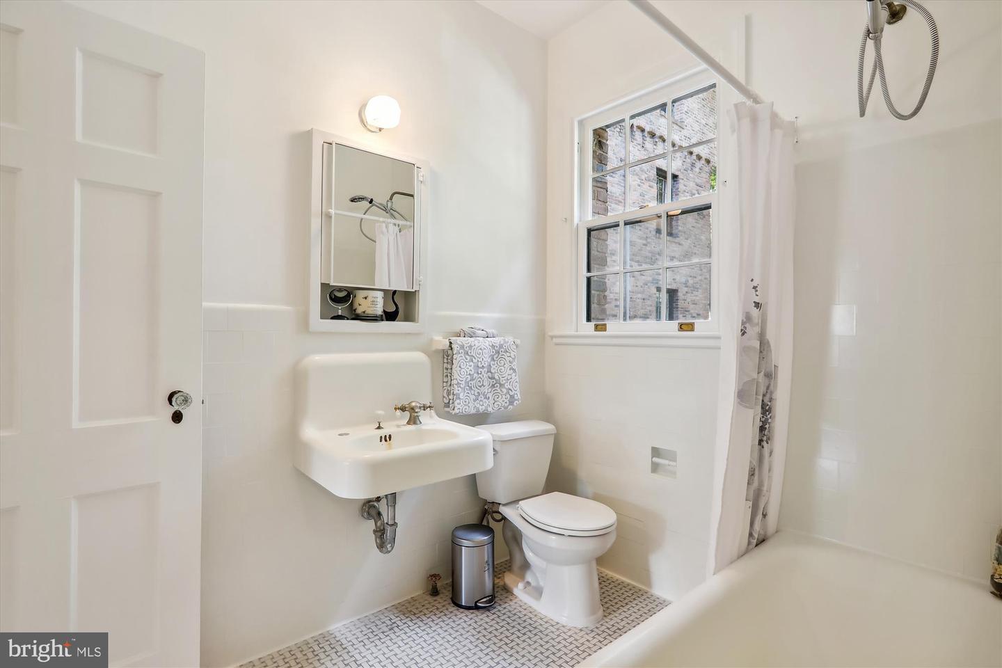 3041 SEDGWICK ST NW #303, WASHINGTON, District Of Columbia 20008, 2 Bedrooms Bedrooms, ,1 BathroomBathrooms,Residential,For sale,3041 SEDGWICK ST NW #303,DCDC2145306 MLS # DCDC2145306