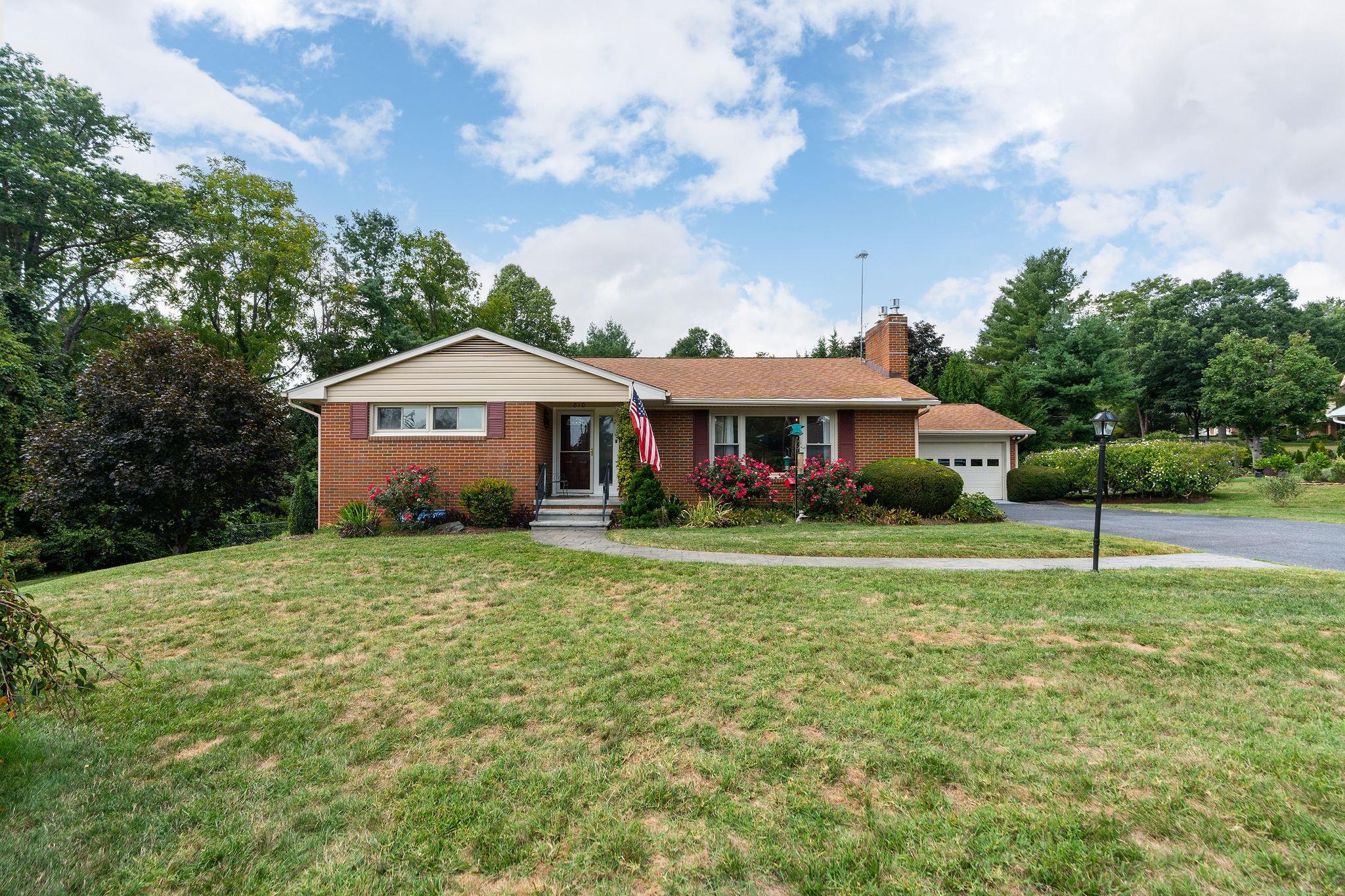 810 FAIRWAY DR, WAYNESBORO, Virginia 22980, 3 Bedrooms Bedrooms, ,3 BathroomsBathrooms,Residential,810 FAIRWAY DR,656864 MLS # 656864