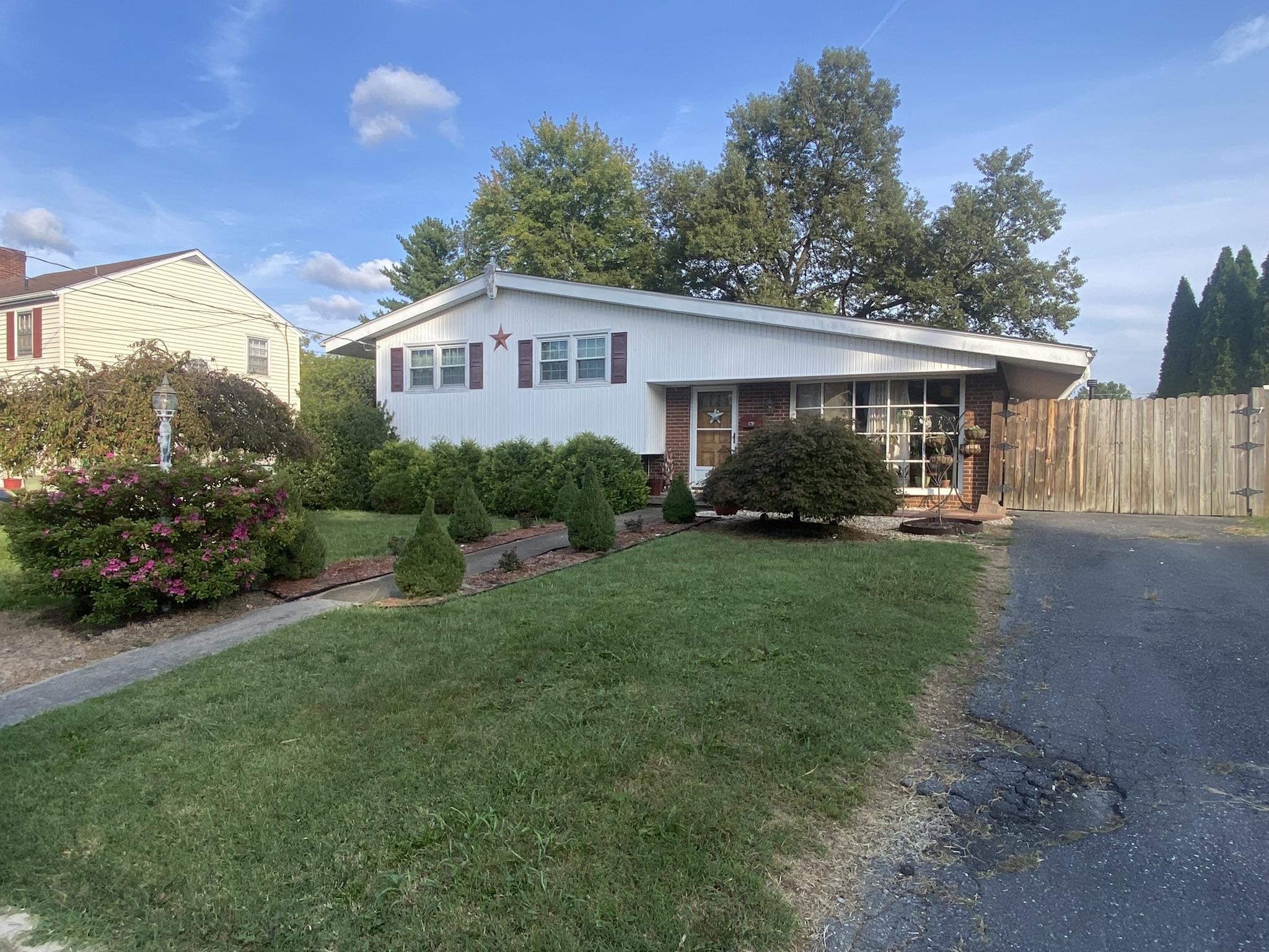 420 S LAUREL AVE, WAYNESBORO, Virginia 22980, 3 Bedrooms Bedrooms, ,2 BathroomsBathrooms,Residential,420 S LAUREL AVE,656920 MLS # 656920