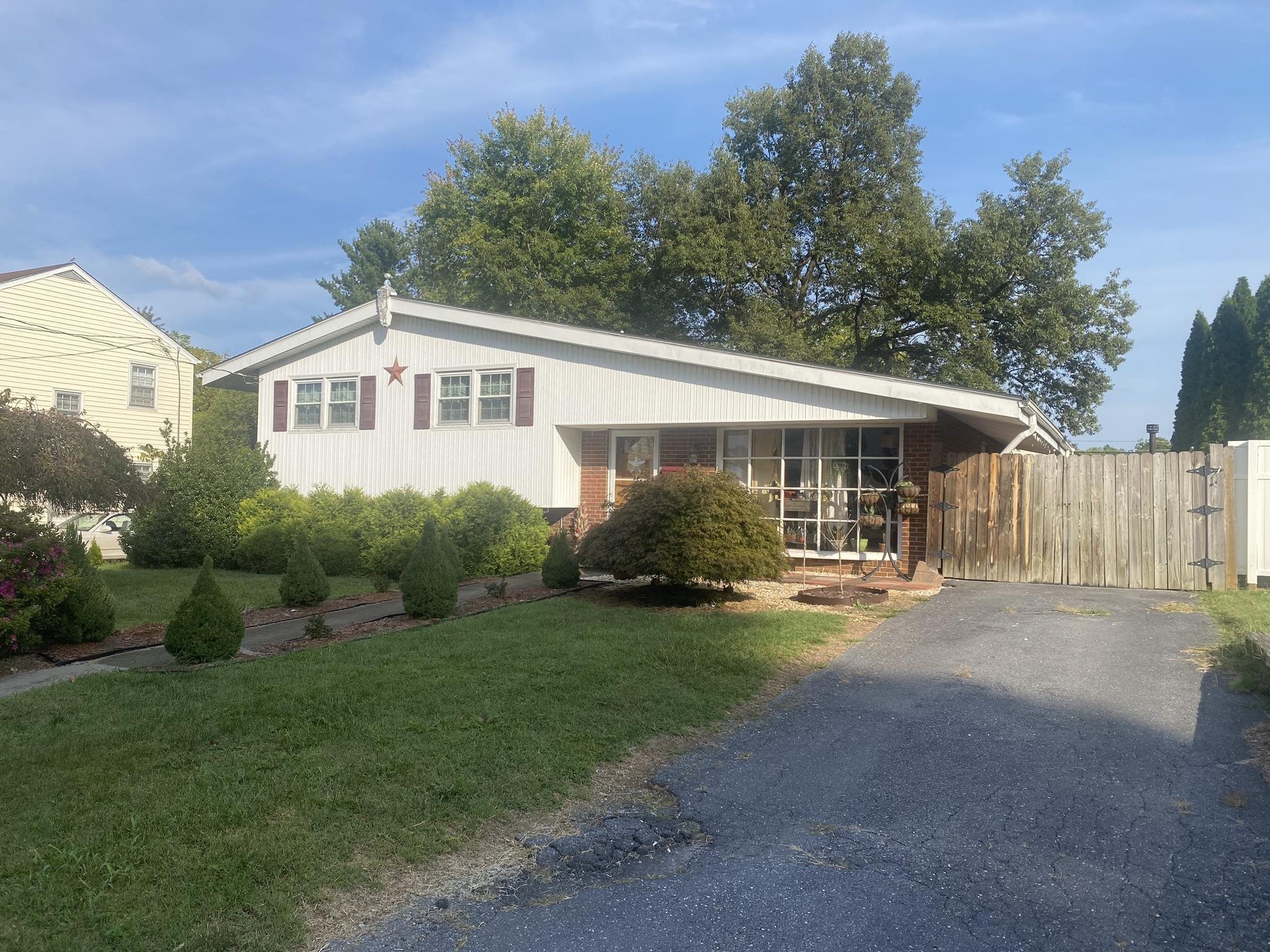 420 S LAUREL AVE, WAYNESBORO, Virginia 22980, 3 Bedrooms Bedrooms, ,2 BathroomsBathrooms,Residential,420 S LAUREL AVE,656920 MLS # 656920