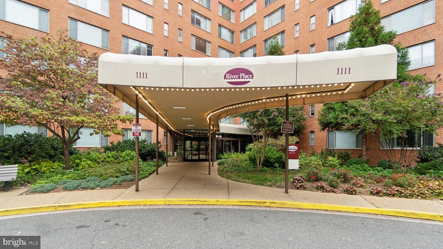 1111 ARLINGTON BLVD #1005, ARLINGTON, Virginia 22209, 2 Bedrooms Bedrooms, ,2 BathroomsBathrooms,Residential,For sale,1111 ARLINGTON BLVD #1005,VAAR2048608 MLS # VAAR2048608