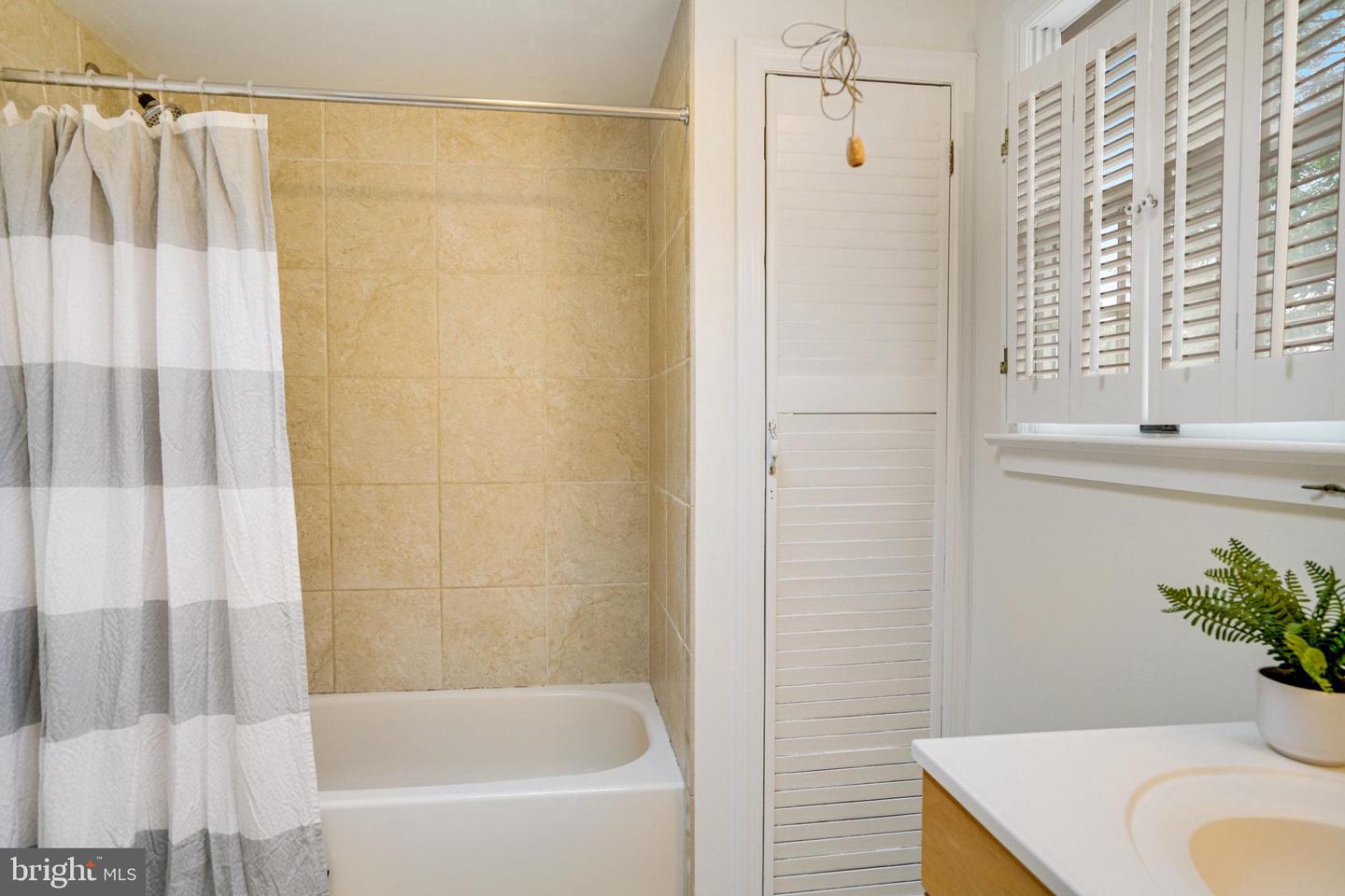 1628 N ABINGDON ST N, ARLINGTON, Virginia 22207, 3 Bedrooms Bedrooms, ,3 BathroomsBathrooms,Residential,For sale,1628 N ABINGDON ST N,VAAR2048852 MLS # VAAR2048852