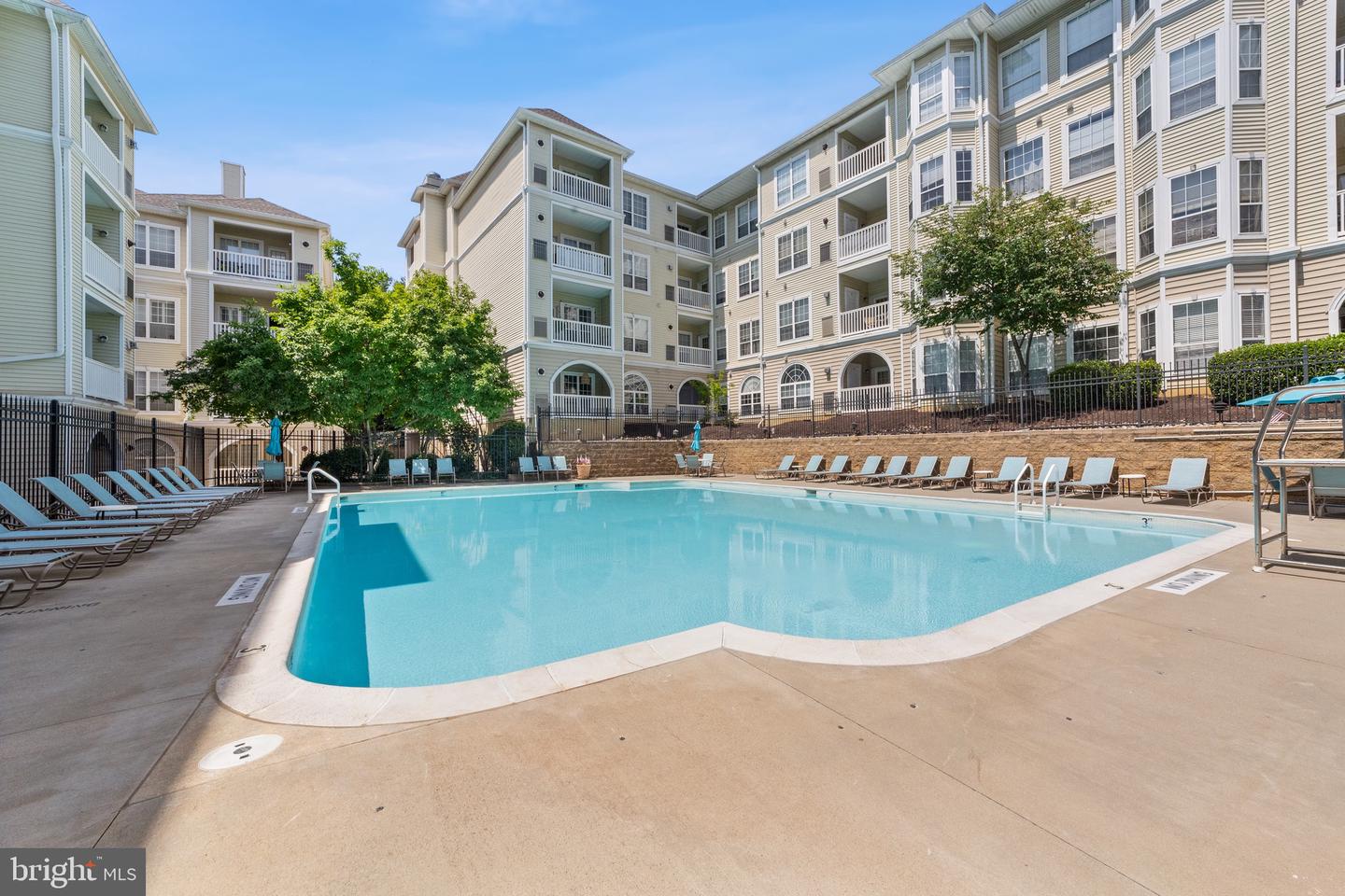 4561 STRUTFIELD LN #3216, ALEXANDRIA, Virginia 22311, 2 Bedrooms Bedrooms, ,2 BathroomsBathrooms,Residential,For sale,4561 STRUTFIELD LN #3216,VAAX2038252 MLS # VAAX2038252