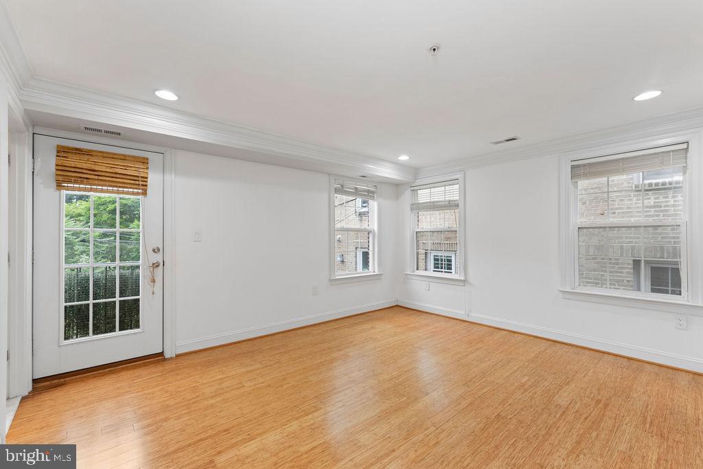 5231 CONNECTICUT AVE NW #202, WASHINGTON, District Of Columbia 20015, 2 Bedrooms Bedrooms, 5 Rooms Rooms,2 BathroomsBathrooms,Residential,For sale,5231 CONNECTICUT AVE NW #202,DCDC2141212 MLS # DCDC2141212