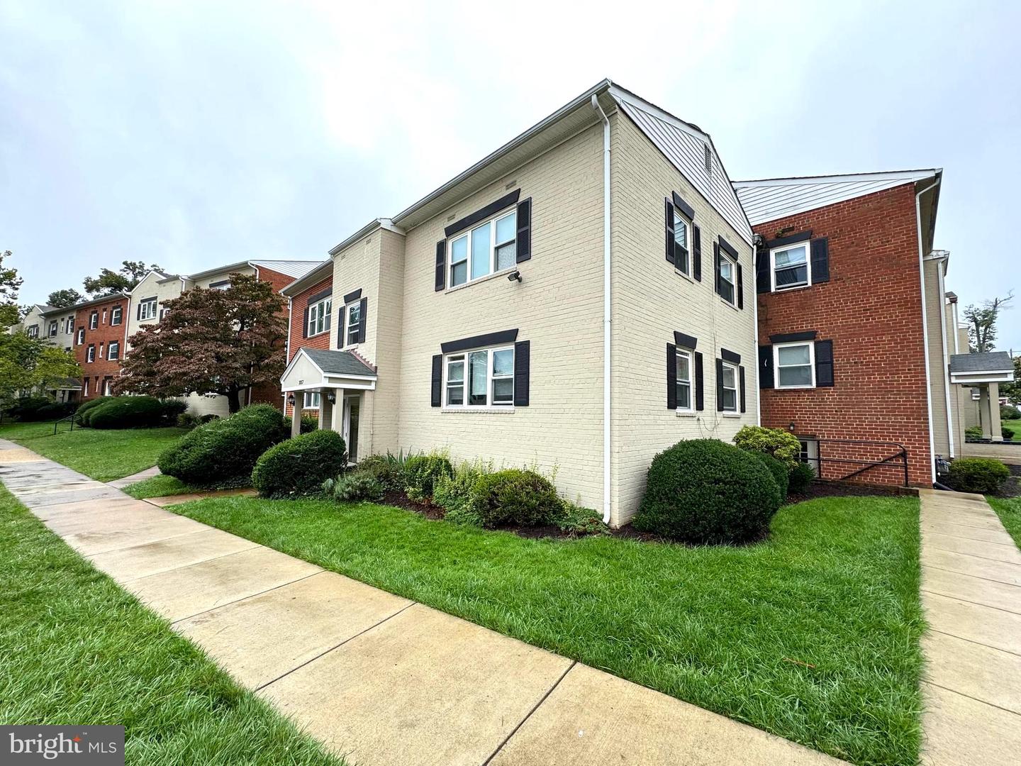 3057 PATRICK HENRY DR #3057-201, FALLS CHURCH, Virginia 22044, 1 Bedroom Bedrooms, ,1 BathroomBathrooms,Residential,For sale,3057 PATRICK HENRY DR #3057-201,VAFX2203514 MLS # VAFX2203514