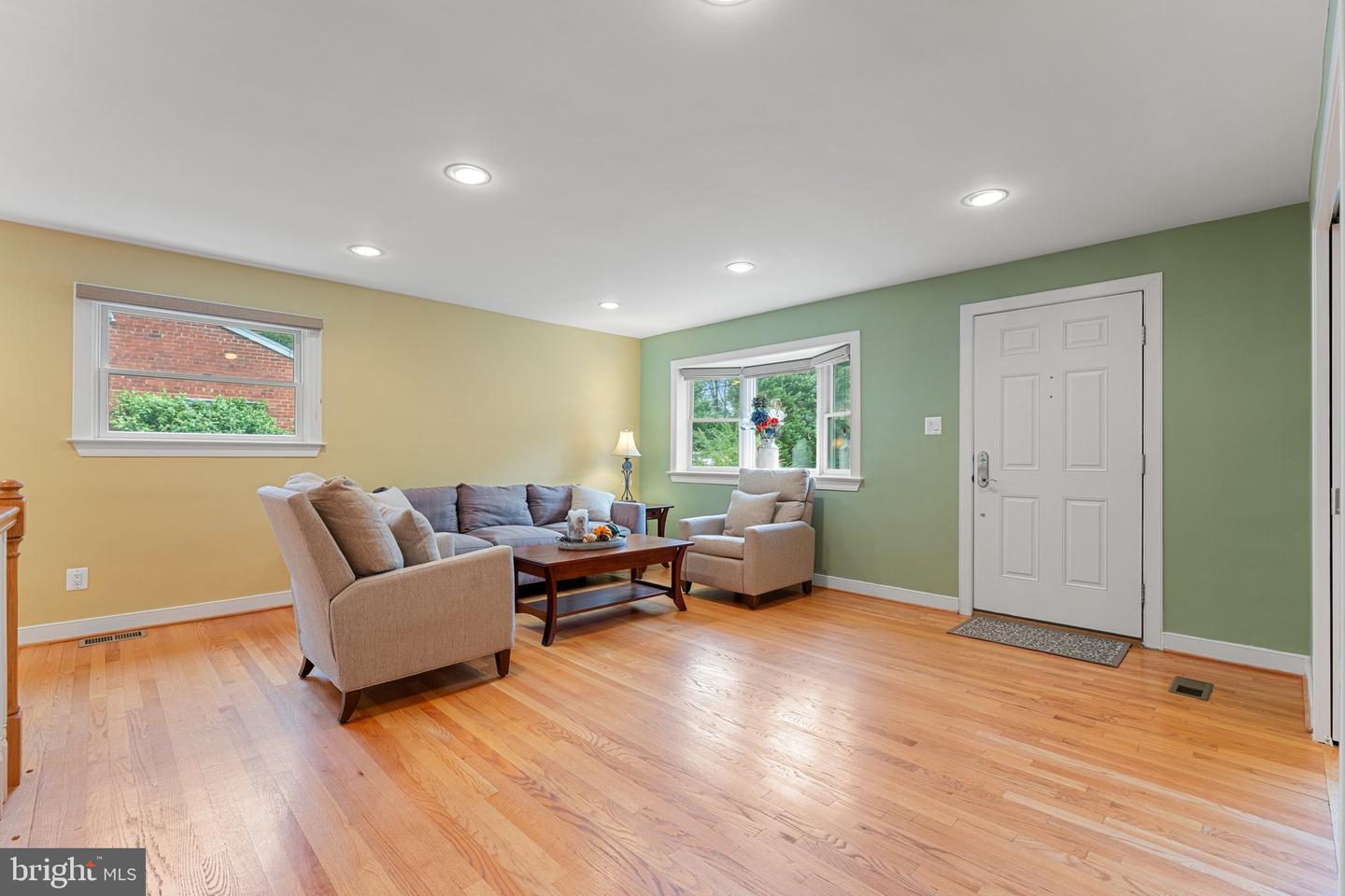 6459 OAKWOOD DR, FALLS CHURCH, Virginia 22041, 3 Bedrooms Bedrooms, ,2 BathroomsBathrooms,Residential,For sale,6459 OAKWOOD DR,VAFX2202742 MLS # VAFX2202742