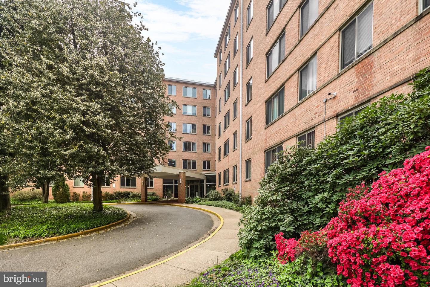 3000 SPOUT RUN PKWY #A201, ARLINGTON, Virginia 22201, 2 Bedrooms Bedrooms, ,1 BathroomBathrooms,Residential,For sale,3000 SPOUT RUN PKWY #A201,VAAR2049132 MLS # VAAR2049132