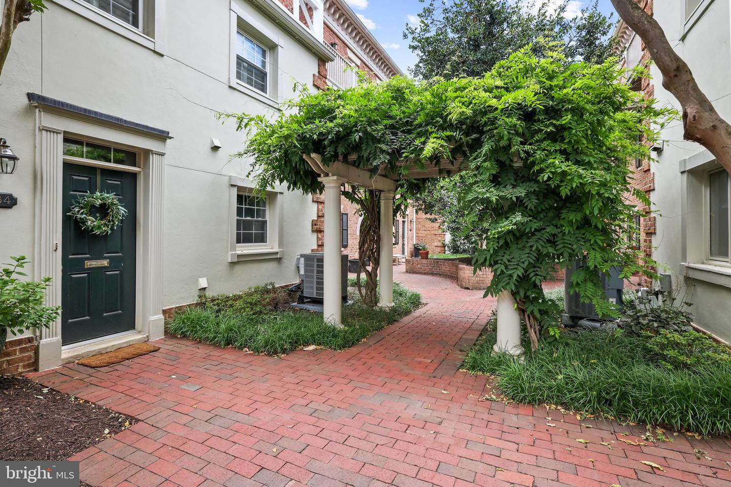 1062 N ROYAL ST, ALEXANDRIA, Virginia 22314, 2 Bedrooms Bedrooms, ,2 BathroomsBathrooms,Residential,For sale,1062 N ROYAL ST,VAAX2038406 MLS # VAAX2038406