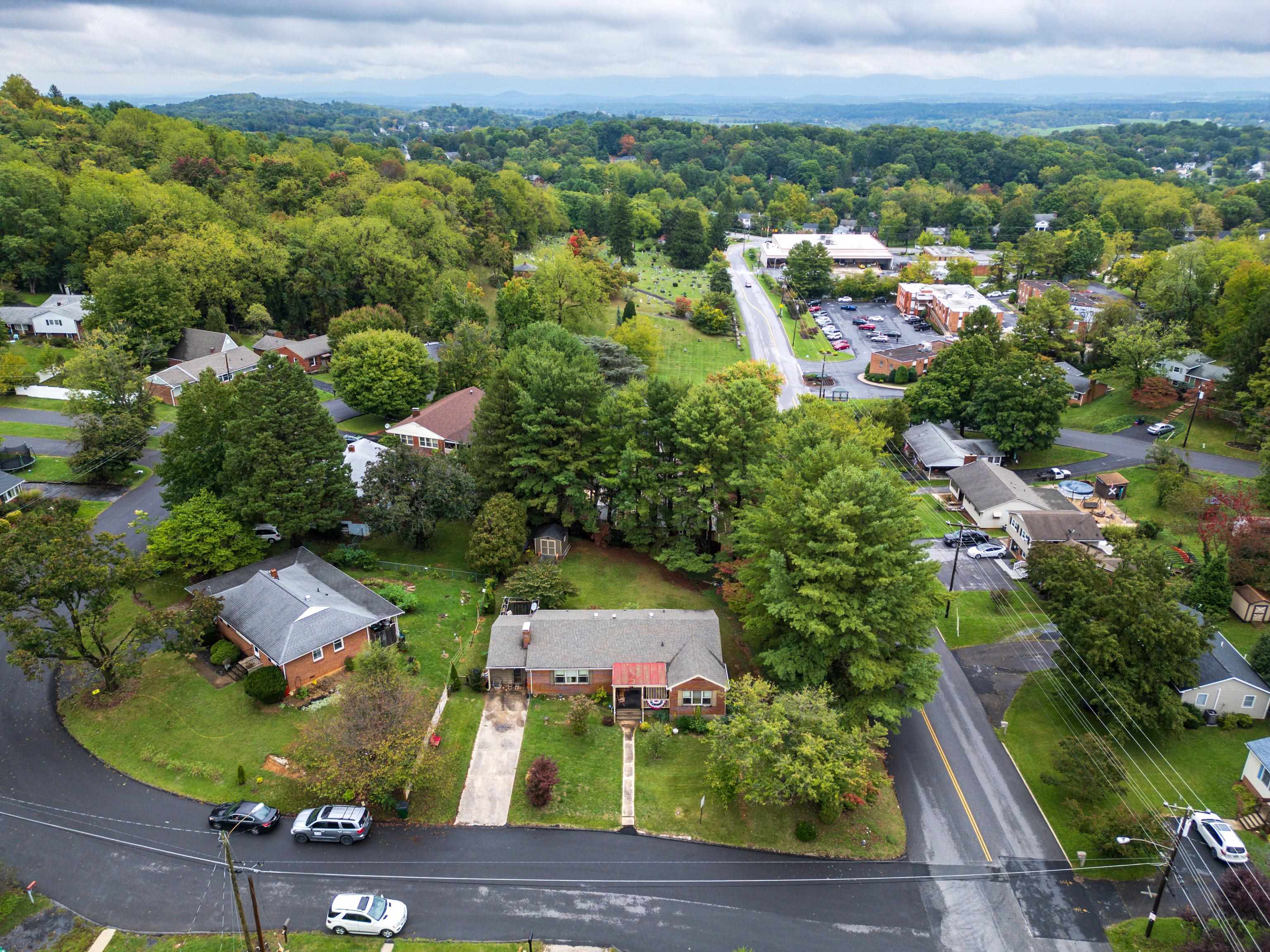 26 N LYNNHAVEN DR, STAUNTON, Virginia 24401, 5 Bedrooms Bedrooms, ,2 BathroomsBathrooms,Residential,26 N LYNNHAVEN DR,657286 MLS # 657286