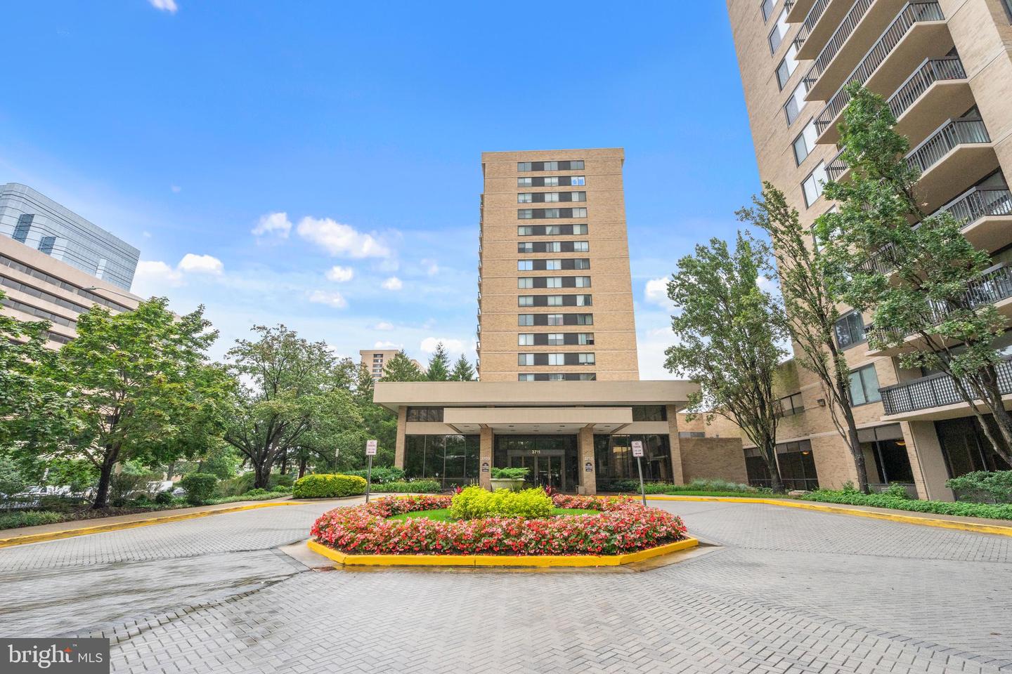 3709 SOUTH GEORGE MASON DR #114, FALLS CHURCH, Virginia 22041, 3 Bedrooms Bedrooms, ,2 BathroomsBathrooms,Residential,For sale,3709 SOUTH GEORGE MASON DR #114,VAFX2203422 MLS # VAFX2203422