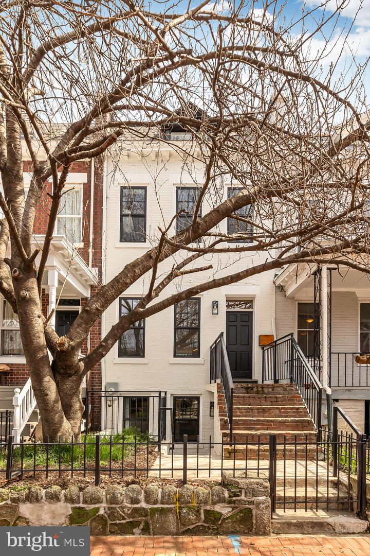 815 10TH ST NE, WASHINGTON, District Of Columbia 20002, 4 Bedrooms Bedrooms, ,3 BathroomsBathrooms,Residential,For sale,815 10TH ST NE,DCDC2150648 MLS # DCDC2150648