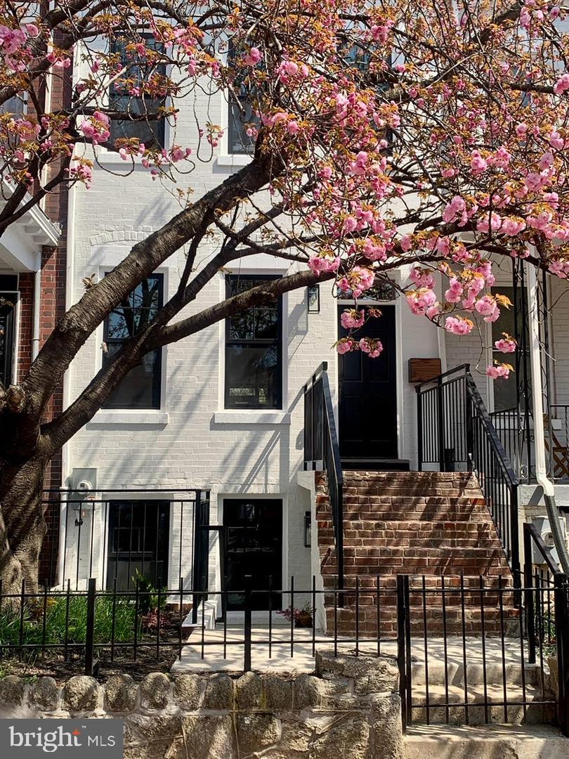 815 10TH ST NE, WASHINGTON, District Of Columbia 20002, 4 Bedrooms Bedrooms, ,3 BathroomsBathrooms,Residential,For sale,815 10TH ST NE,DCDC2150648 MLS # DCDC2150648