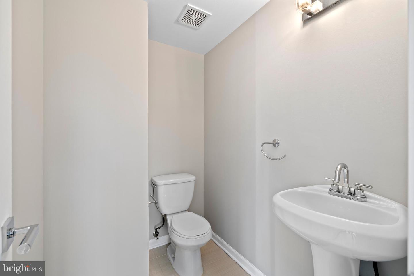 329 RHODE ISLAND AVE NE #303, WASHINGTON, District Of Columbia 20002, 2 Bedrooms Bedrooms, 7 Rooms Rooms,2 BathroomsBathrooms,Residential,For sale,329 RHODE ISLAND AVE NE #303,DCDC2161520 MLS # DCDC2161520