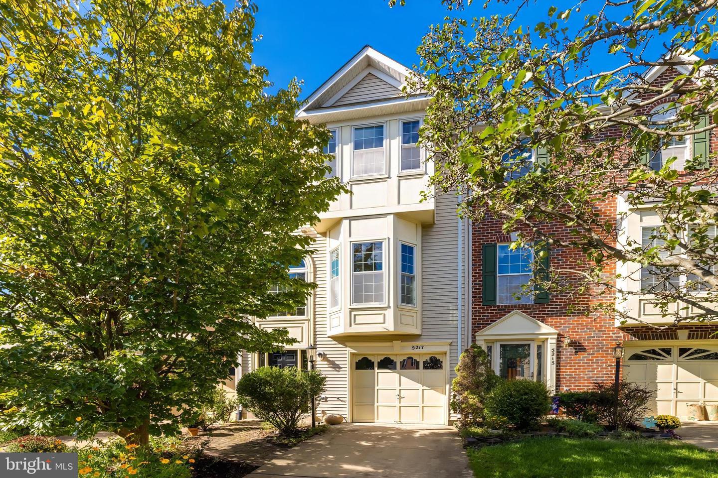 5217 BALLYCASTLE CIR, ALEXANDRIA, Virginia 22315, 3 Bedrooms Bedrooms, ,3 BathroomsBathrooms,Residential,For sale,5217 BALLYCASTLE CIR,VAFX2203996 MLS # VAFX2203996