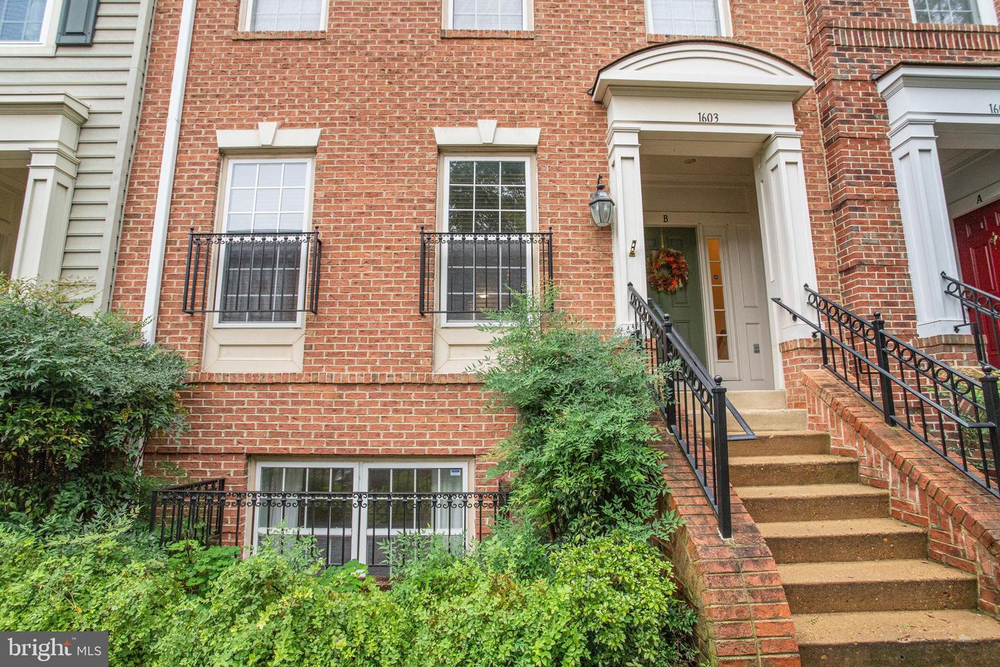 1603 HUNTING CREEK DR #A, ALEXANDRIA, Virginia 22314, 2 Bedrooms Bedrooms, ,2 BathroomsBathrooms,Residential,For sale,1603 HUNTING CREEK DR #A,VAAX2038606 MLS # VAAX2038606