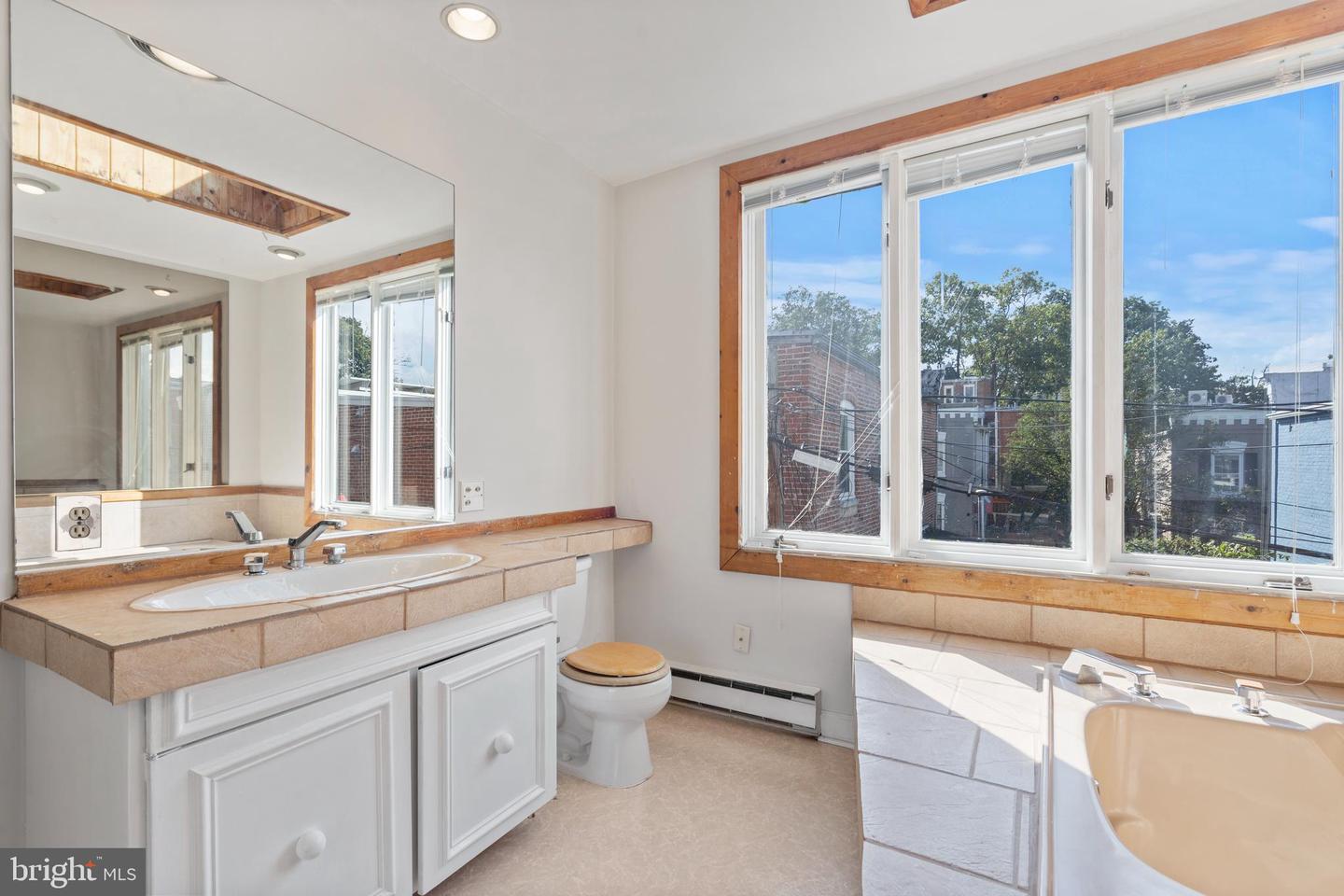 642 9TH ST NE, WASHINGTON, District Of Columbia 20002, 1 Bedroom Bedrooms, ,1 BathroomBathrooms,Residential,For sale,642 9TH ST NE,DCDC2156362 MLS # DCDC2156362