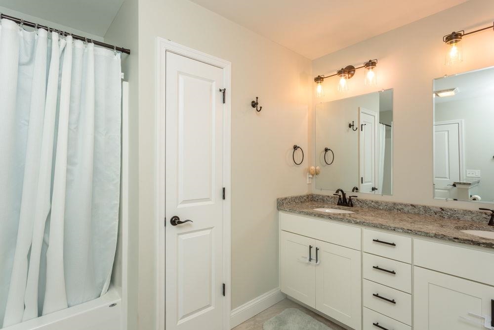 Tub/Shower combo with linen closet!