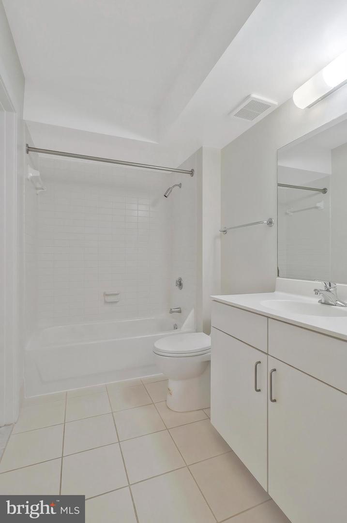 1000 NEW JERSEY AVE SE #528, WASHINGTON, District Of Columbia 20003, 2 Bedrooms Bedrooms, ,1 BathroomBathrooms,Residential,For sale,1000 NEW JERSEY AVE SE #528,DCDC2163302 MLS # DCDC2163302