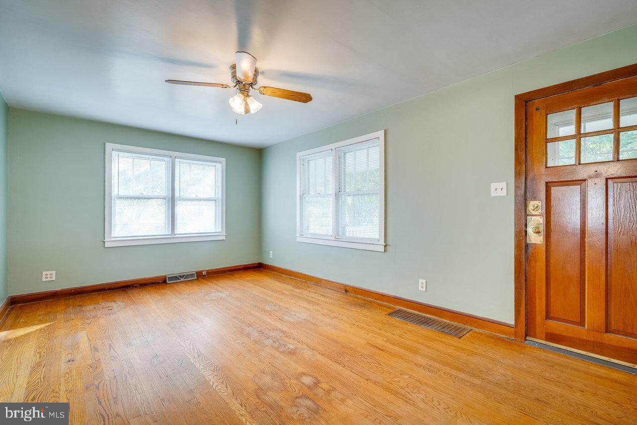 862 JACKSON ST, HARRISONBURG, Virginia 22802, 3 Bedrooms Bedrooms, ,1 BathroomBathrooms,Residential,For sale,862 JACKSON ST,VAHC2000336 MLS # VAHC2000336