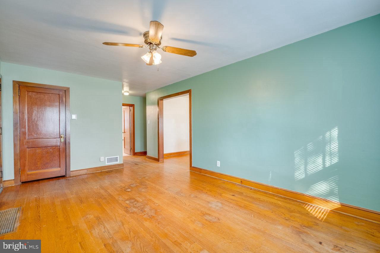 862 JACKSON ST, HARRISONBURG, Virginia 22802, 3 Bedrooms Bedrooms, ,1 BathroomBathrooms,Residential,For sale,862 JACKSON ST,VAHC2000336 MLS # VAHC2000336