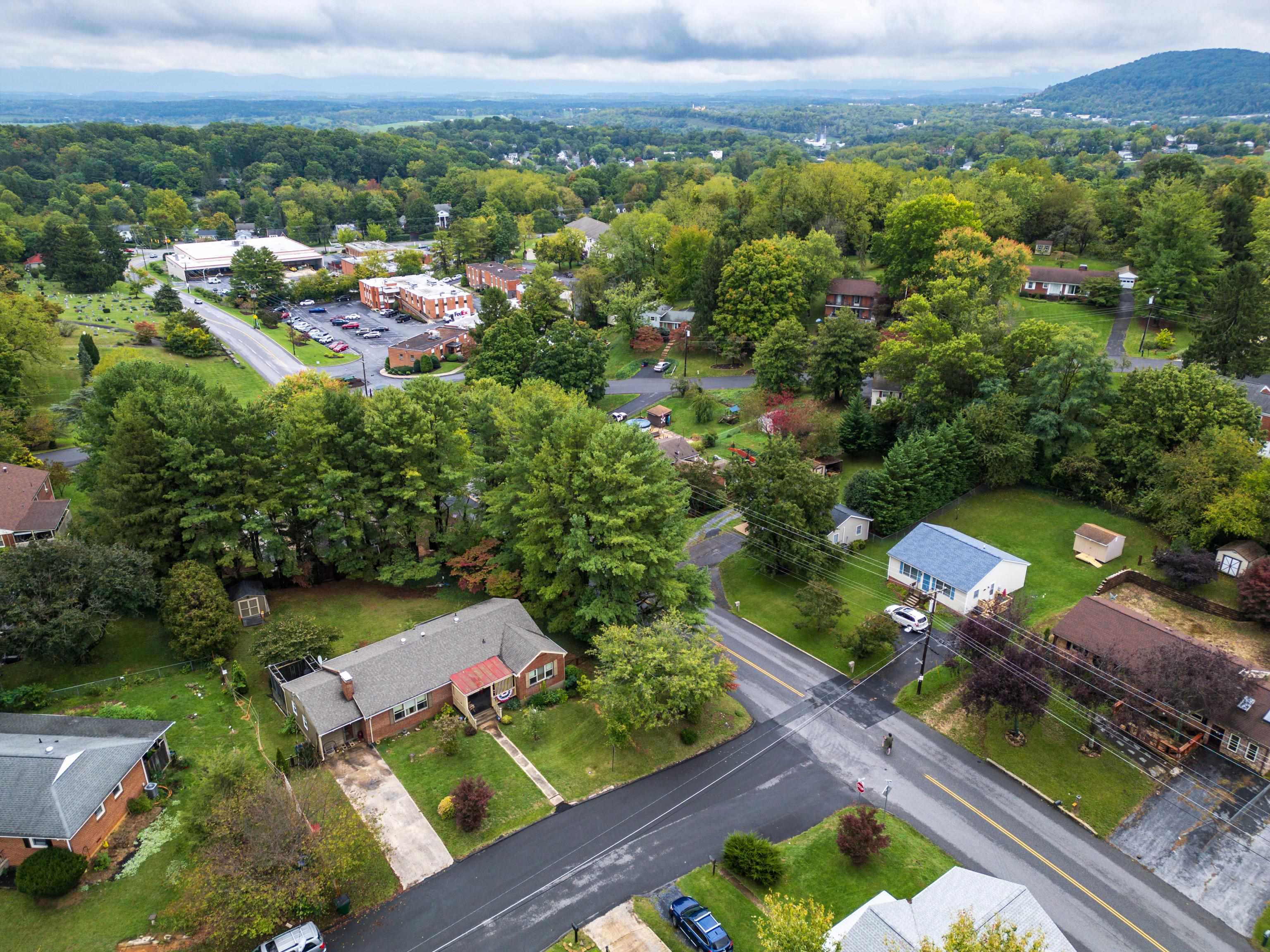 26 N LYNNHAVEN DR, STAUNTON, Virginia 24401, 5 Bedrooms Bedrooms, ,2 BathroomsBathrooms,Residential,26 N LYNNHAVEN DR,657286 MLS # 657286