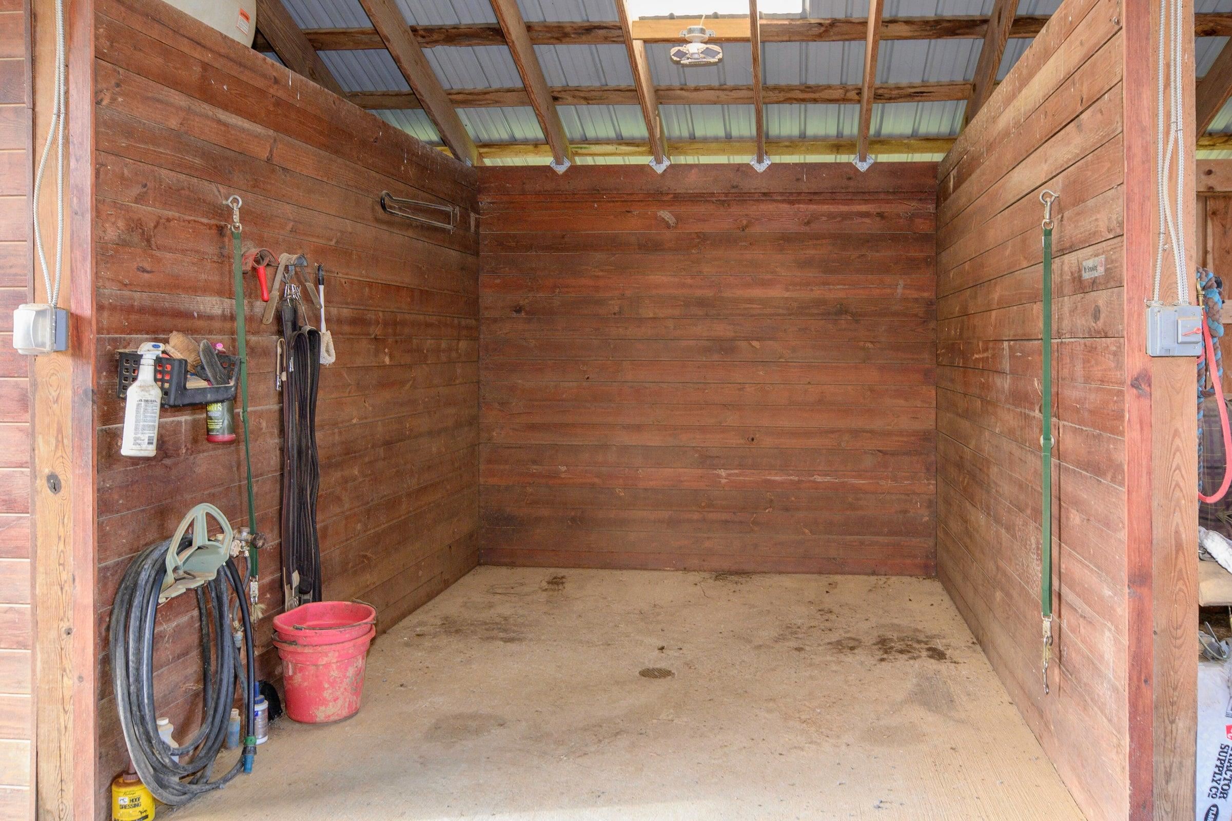 Barn wash stall